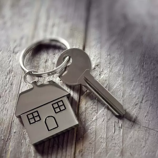 A keychain with a house on it, representing Atlantis Beach.
